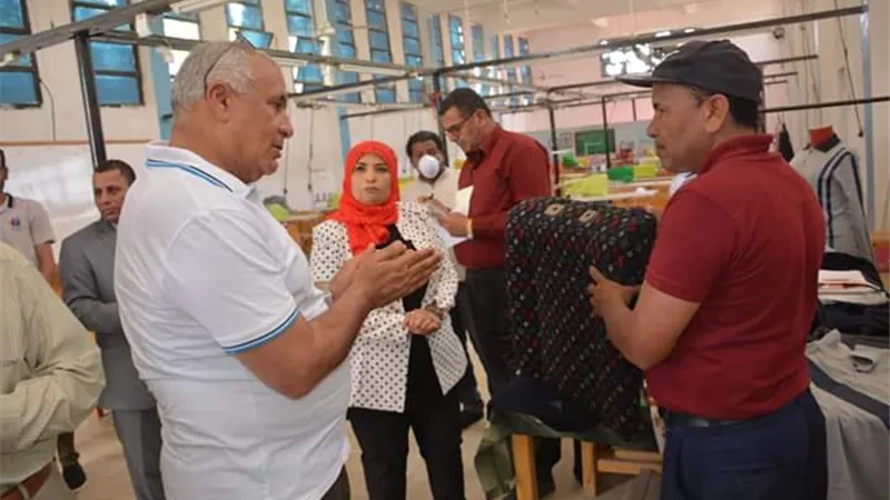 محافظ الوادى الجديد يتفقد مصنع زى المدارس ويوجه بتنويع منتجاته