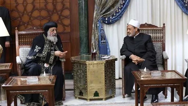 الإمام الأكبر يهنئ البابا تواضروس والإخوة الأقباط بعيد القيامة