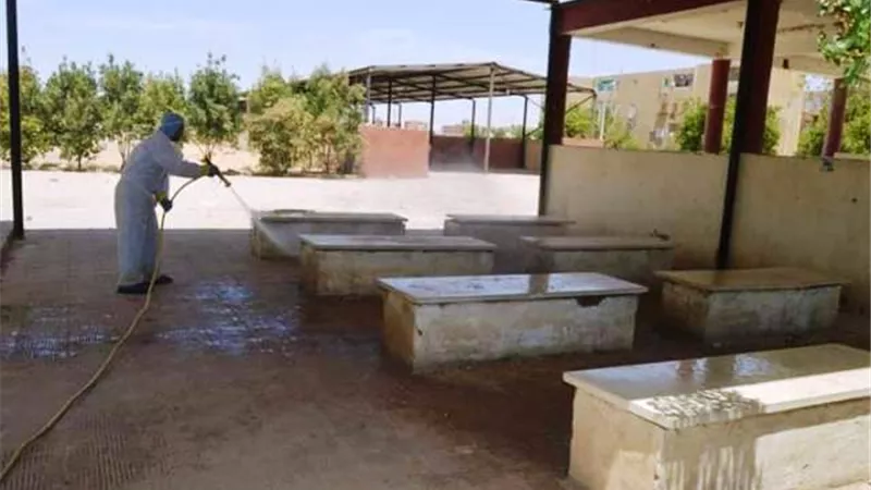 الخارجة تواصل تعقيم مواقف السيارات والمنشآت الحيوية فى الوادى الجديد..بالصور