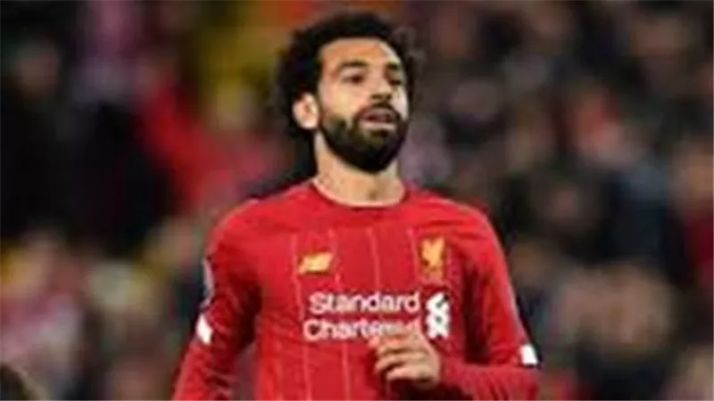 محمد صلاح يطمئن على أهالي قريته ويهديهم آلاف الأطنان من المواد الغذائية