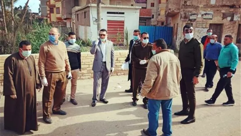 رئيس مركز ومدينة بيلا يتابع أعمال العزل في قربة كفر العجمي.. بالصور