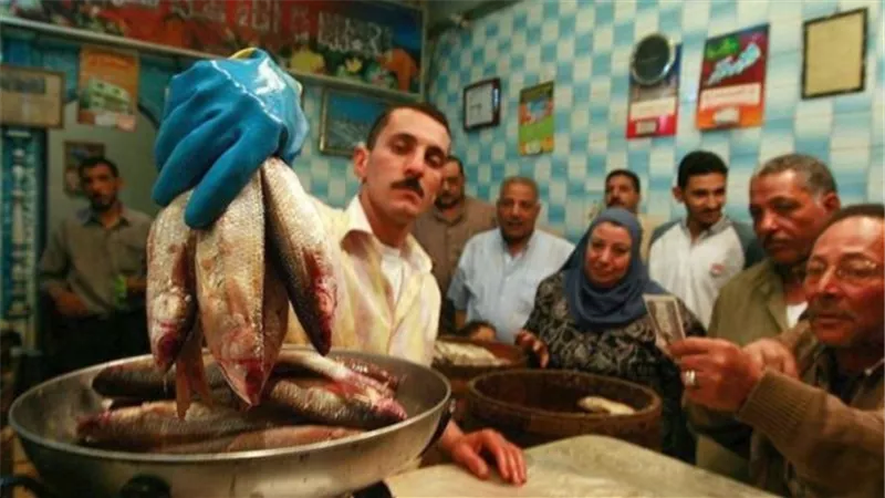 رغم تحذيرات الصحة.. إقبال كبير بمحلات الفسيخ والرنجة فى زمن الكورونا.. تعرف على الأسعار