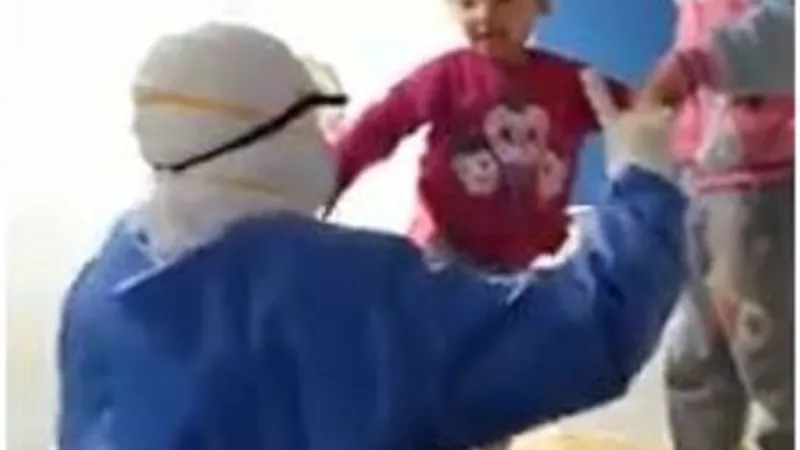 بالفيديو.. تمريض مستشفى العزل بقها يحتفل بشفاء أصغر طفلة مصابة بكورونا