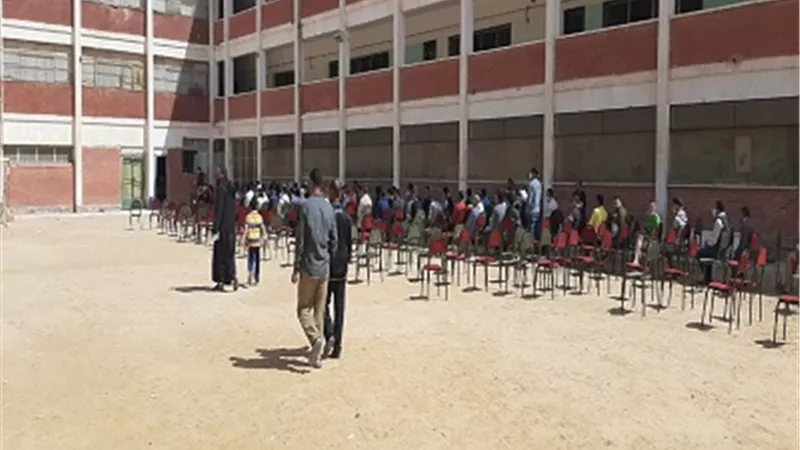 مجلس أمناء اكتوبر يساعد في تنظيم منحة العمالة المؤقتة بتوفير كراسي وكمامات للمواطنين