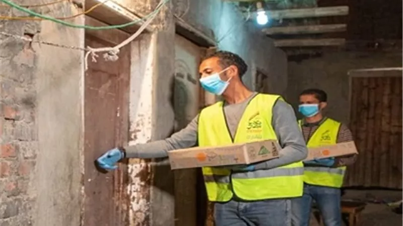 قوافل صندوق تحيا مصر توفر كراتين مواد غذائية لأهالينا في الدويقة