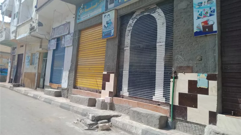 التزام المحال بالغلق وفض 5 أسواق بأبو المطامير