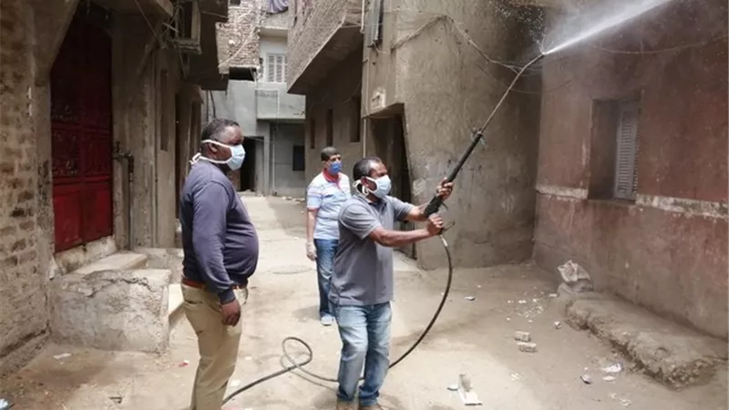 رئيس مدينة الأقصر يقود حملة لتطهير وتعقيم شوارع البحاروة