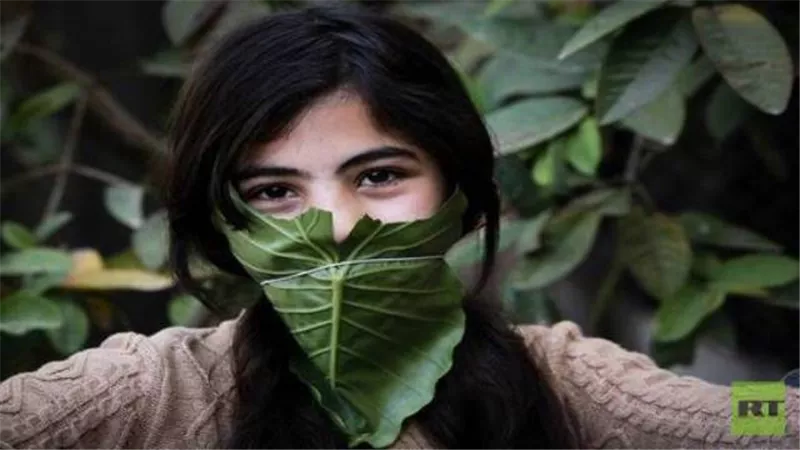 بالصور.. عائلة فلسطينية تتوصل لحل فريد من نوعه للوقاية من كورونا