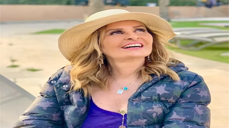 يسرا تخطف الأنظار 
