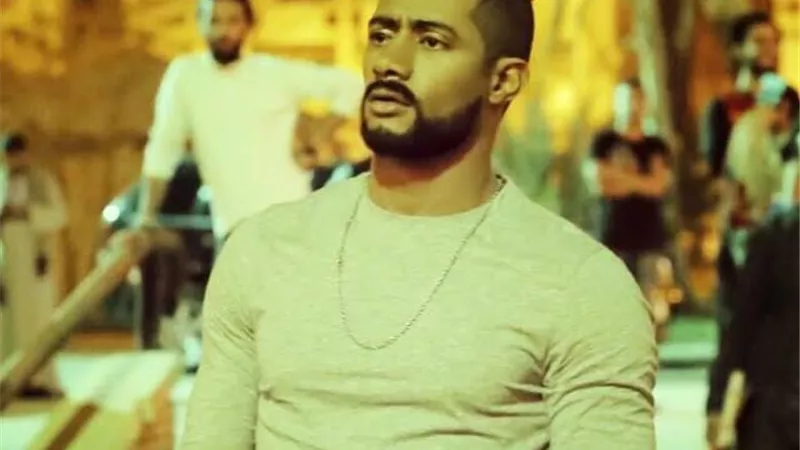 محمد رمضان يستعرض لياقته بصدر عارٍيا فى الجونة..فيديو