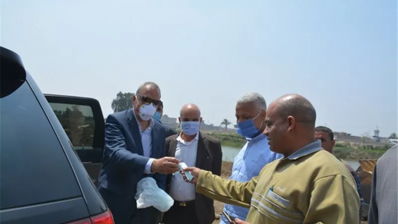محافظ القليوبية يوزع الكمامات علي عمال مشروع طريق شركات البترول بمسطرد