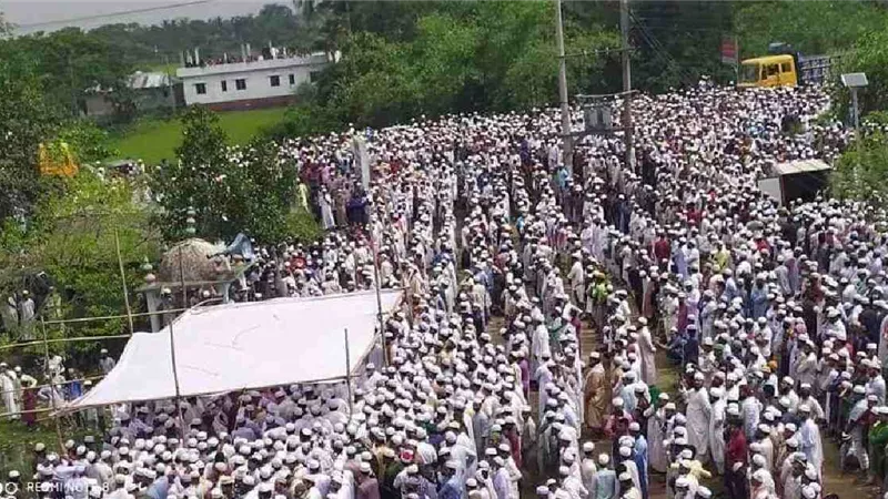احتشاد 100 ألف شخص في بنجلاديش في جنازة داعية إسلامي رغم جائحة كورونا