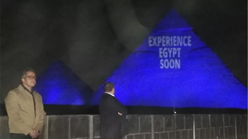 مصر تضيء أهرامات الجيزة وتعلن عن كشف آثري جديد بسقارة 