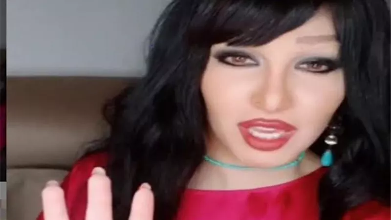 بنفس المكياج والشكل .. ميرهان حسين تقلد فيفى عبده للمرة الثانية..فيديو