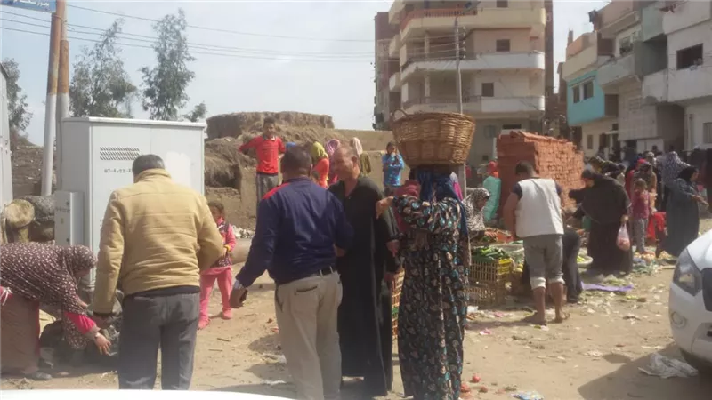 سيارات الوحدات المحلية تحذر الشراقوه من خرق الحظر فى اعياد الربيع