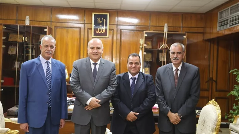 محافظ قنا يقدم شكره لرجل اعمال تبرع بسيارتين لنقل الموتى