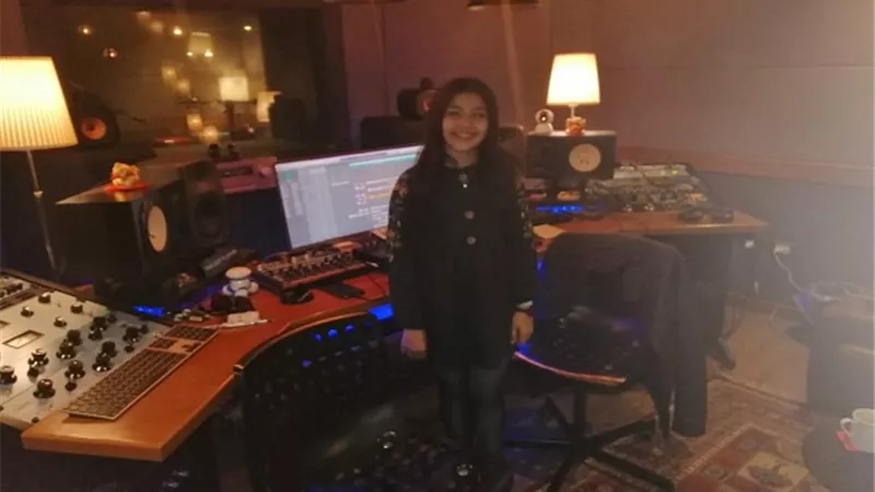 الطفلة ملك محمد تنتهى من تسجيل أغنية لمسلسل 