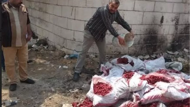 اعدام طن أغذية فاسدة وغلق ٣ منشآت غذائية بالشرقية