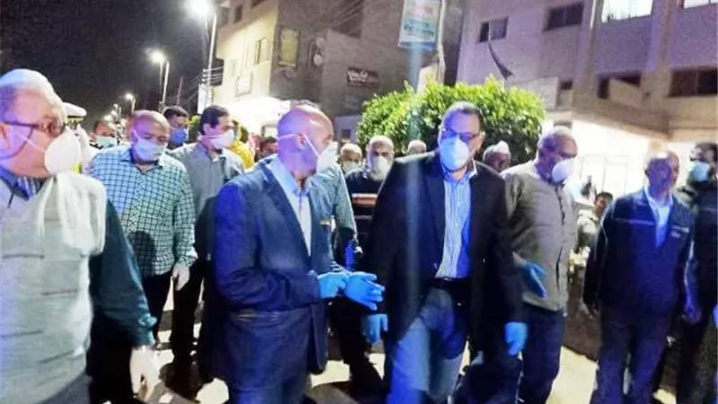 زيارة ليلية لمحافظ الشرقية لمتابعة تطهير ورفع القمامة فى منيا القمح.. بالصور