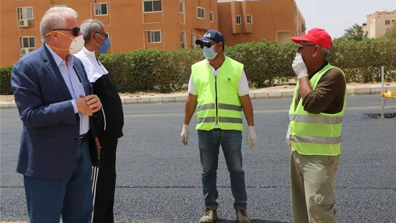 يتابع أعمال الرصف بمنطقة حي النور بشرم الشيخ ويؤكد علي استمرار العمل وإتخاذ كافة الإجراءات الوقائية