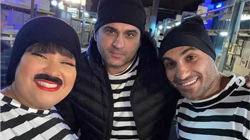 نجمة مسرح مصر بشنب وبملابس 