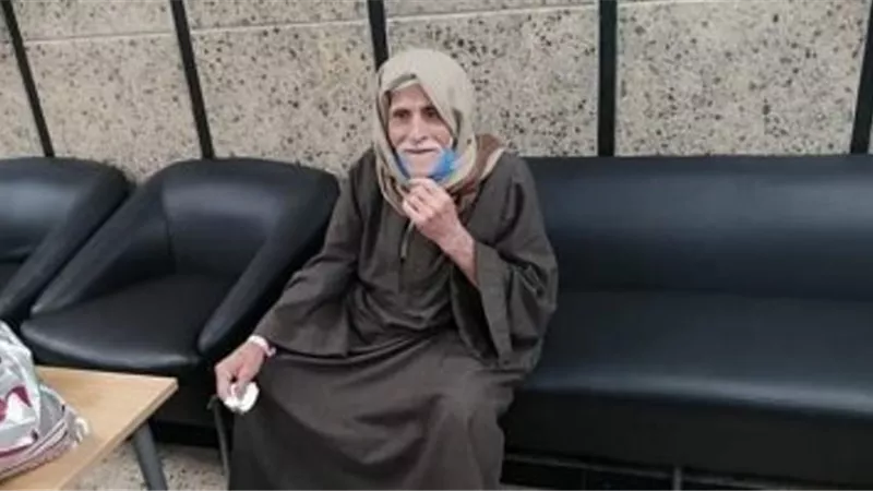 أكبر متعافى من كورونا يلقى قصيدة شعرية عن الفيروس القاتل على الهواء