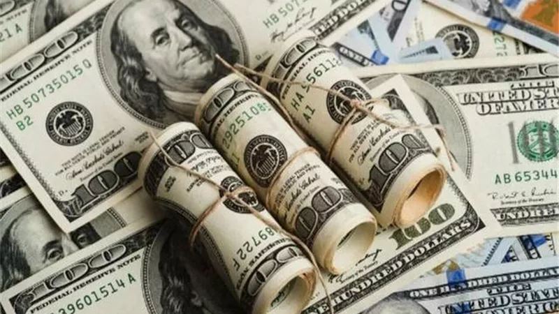 الدولار يرتفع مع تعزيز المخاوف بشأن نمو الاقتصاد العالمي