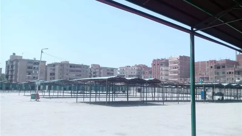 إغلاق مواقف الزقازيق قبل ساعتين من بدء حظر سير السيارات وتطهيرها