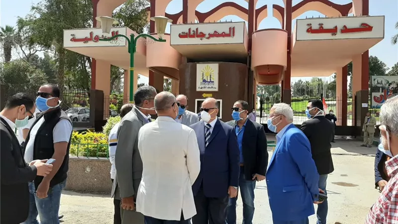 محافظ القاهرة فى جوله ميدانية للتاكد من غلق المحلات والحدائق العامة