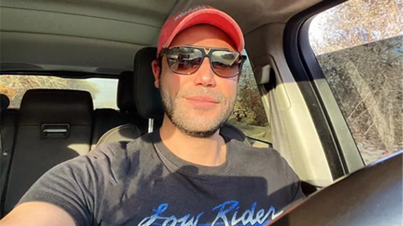 محمد إمام يشارك جمهوره صورة جديدة ويقدم التهانى بشم النسيم