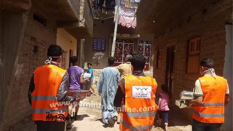 شباب المصريين الأحرار بأسيوط يوزعون حلوى ولعب أطفال على الأخوة المسيحيين بالمنازل