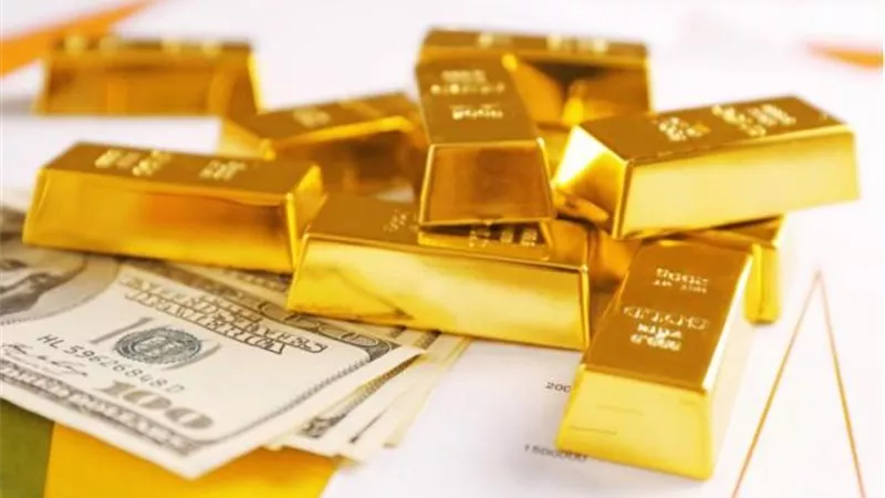 الذهب يتراجع مع صعود الدولار لكن هبوط الأسهم بسبب انخفاض النفط يحد الخسائر