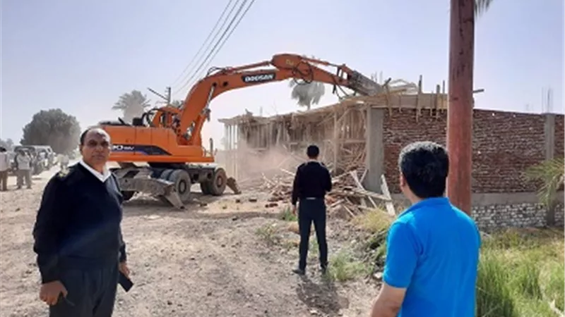 رفع ٨٨٧ طن قمامة وإزالة ٢٢ حالة تعدى بالبياضية جنوب شرق الأقصر