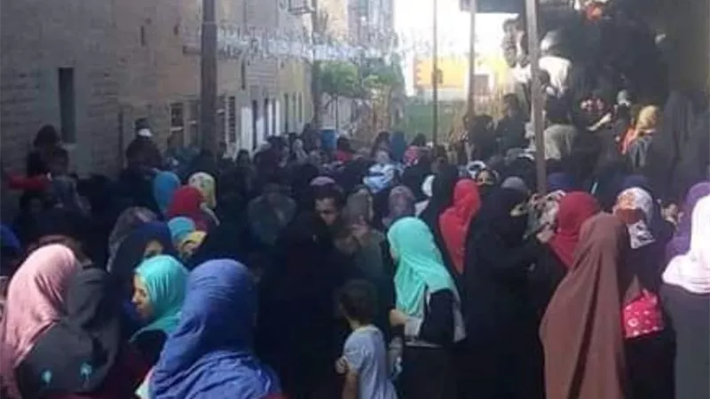 استياء بين مواطني مركز ابنوب بسبب الزحام على صرف تكافل وكرامة بقرية كوم المنصورة