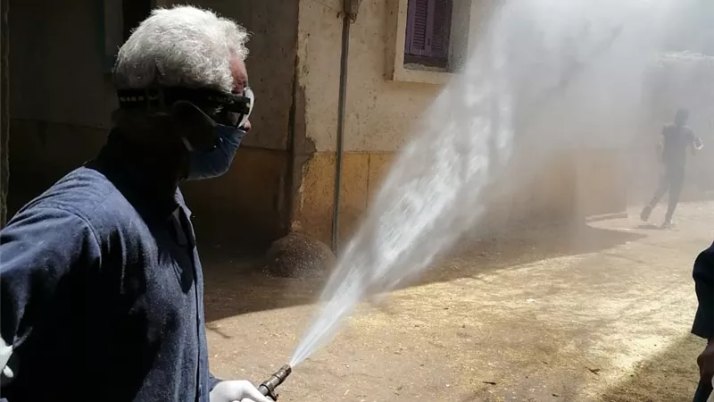شركة مياه الأقصر تطهر عدة مناطق بالكرنك