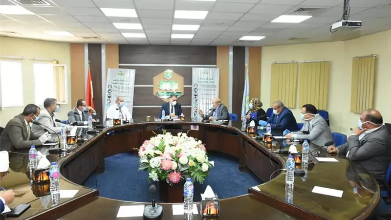 غراب يجتمع برئيس مستثمري العاشر لمتابعة تنفيذ اجراءات الوقاية بالمنشآت الصناعية والغذائية