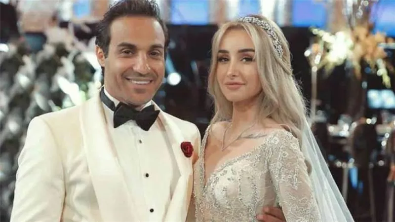 شاهد.. أحمد فهمى يتناول الفسيخ والرنجة والبصل.. فيديو