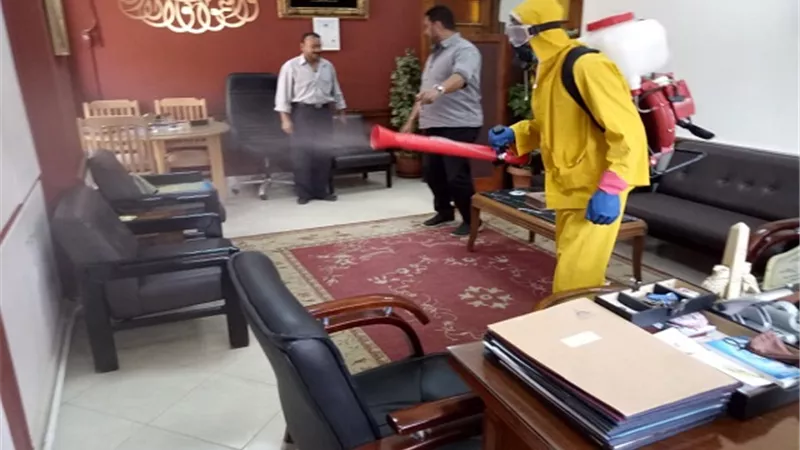 جامعة عين شمس تواصل تعقيم منشآتها وتوفير سيارتين لبيع المطهرات.. صور