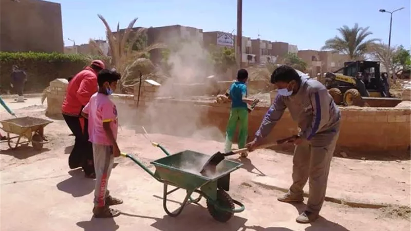 ابورديس تزبل آثار السيول الجارفة بسواعد ابنائها.. بالصور