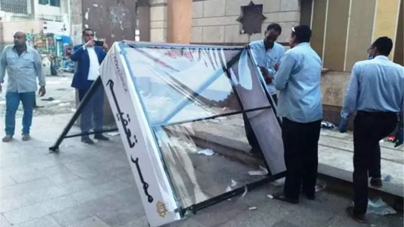 تركيب ٤ بوابات تعقيم ذاتي علي مداخل الاسواق في أسوان.. بالصور
