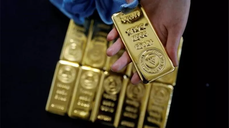 الذهب يهبط وكفة الدولار القوي ترجح أمام مشتريات بحثا عن ملاذ آمن