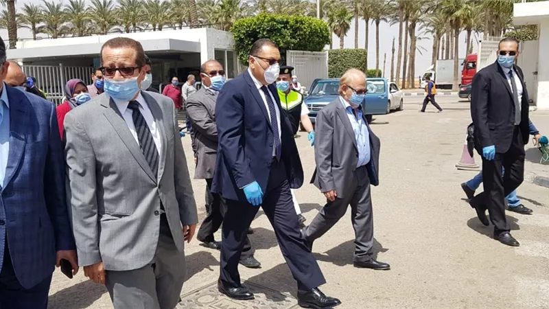 محافظ الشرقية يشيد بالإجراءات الوقائية المشددة فى المصانع من فيروس كورونا
