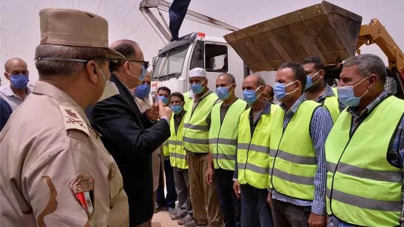 محافظ أسيوط وقائد المنطقة الجنوبية يشهدان اصطفاف معدات التطهير والنظافة لمواجهة فيروس كورونا