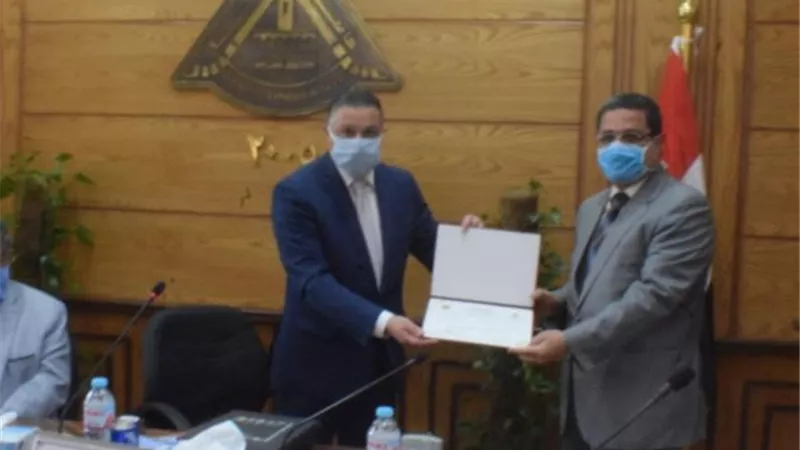 مجلس جامعة بنها يكرم الفريق الطبي المشارك في الحجر الصحي بقها