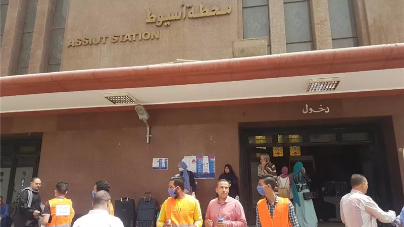 المصريين الأحرار بأسيوط يوزع كمامات وكحول على محطة قطار
