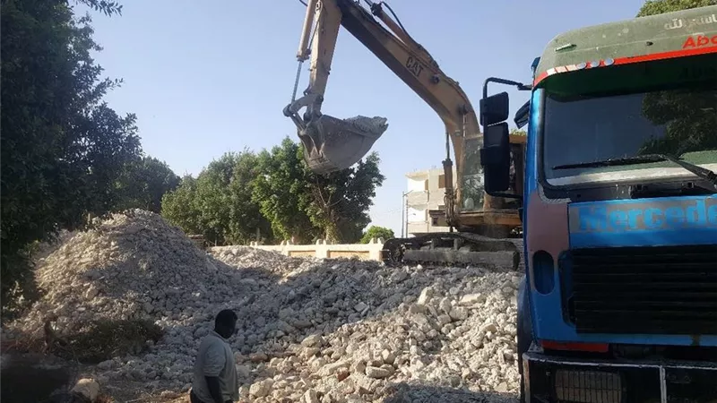 الإنتهاء من هدم مدرسة نجع الجسر غرب الأقصر تمهيدا للبدء فى أعمال الإنشاء