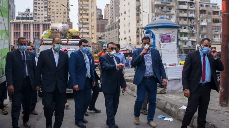 محافظ الإسكندرية يحيل رئيس حي المنتزة أول ومديري الإزالات والإشغالات للتحقيق