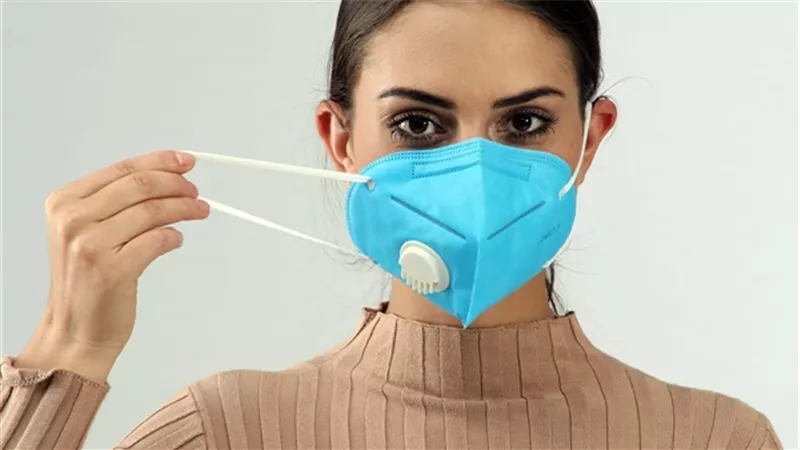 اخطاء تقع فيها عند ارتداء اقنعة الوجه للوقاية من كورونا ..تعرف عليها