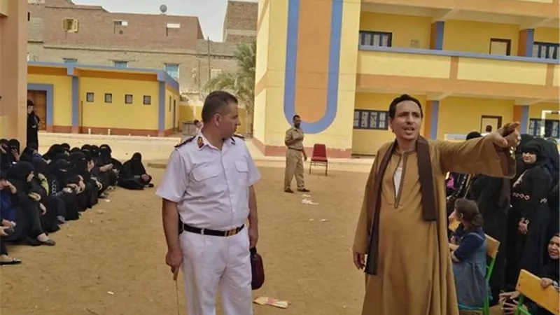 متطوعو بنى محمديات ينظمون طوابير المعاشات مع الشرطة.. ويطالبون ببريد جديد