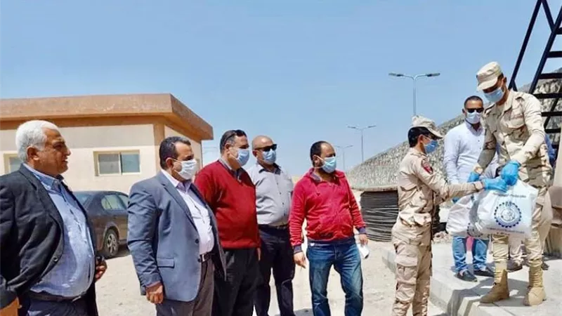 محافظ كفرالشيخ يتابع توزيع شنطة رمضان للعمالة غير المنتظمة